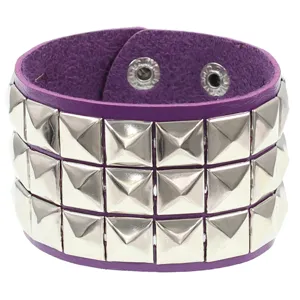 Vista detallada de la pulsera de cuero purpura estilo punk con tres filas de tachuelas cuadradas.