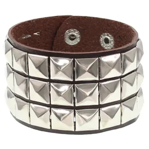 Brazalete de cuero marrón estilo punk con tres filas de tachuelas piramidales plateadas. Joya rock.