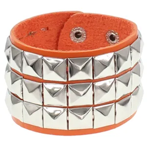 Brazalete ancho punk de cuero naranja con tres filas de tachuelas piramidales cuadradas plateadas.