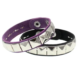 Detalle de primeros planos de pulseras de cuero estilo punk con remaches cuadrados.