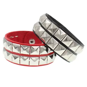 Estilo punk doble fila remaches cuadrados pulsera de cuero moda rock joya detalle.