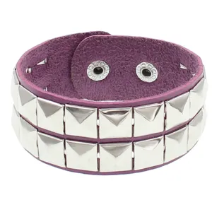 Pulsera de cuero morado estilo punk con doble hilera de tachuelas cuadradas plateadas y botones.