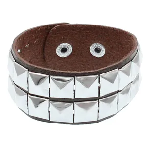 Brazalete de cuero marrón estilo punk con doble fila de remaches cuadrados metálicos, pulsera rock.