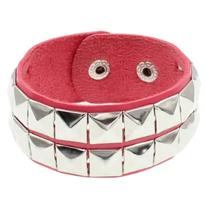 Pulsera de cuero punk rosa con doble fila de remaches cuadrados plateados, joyería de calle.