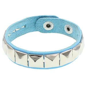 Detalle en primer plano de la pulsera punk de cuero azul claro con tachuelas plateadas.