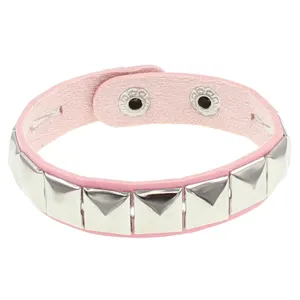 Toma detallada de pulsera punk de cuero rosa con remaches piramidales cuadrados metálicos.
