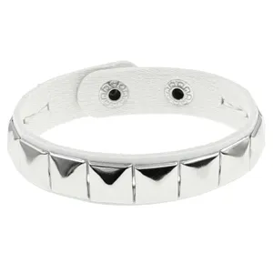 Detalle de pulsera punk de cuero blanco con tachuelas piramidales plateadas pulidas y botones.