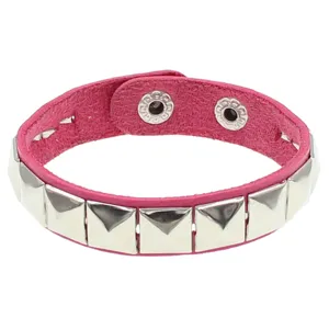Brazalete de cuero rosa estilo punk con remaches cuadrados metalicos, vista detallada.
