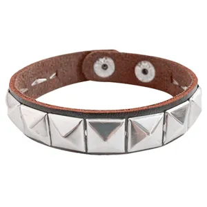 Detalle de primer plano de pulsera de cuero con tachuelas cuadradas punk, marrón.