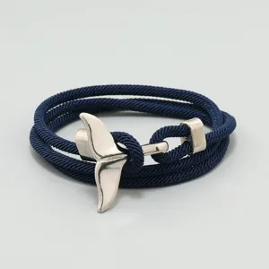 Detaillierte Nahaufnahme des dunkelblauen geflochtenen Seilarmbands mit schöner Silberschließe.