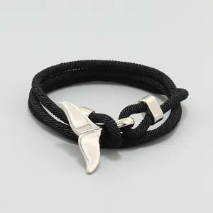 Minimalistisches schwarzes Mailänder Kordelarmband mit eleganter silberner Walflosse.