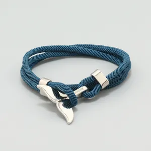 Detailansicht eines eleganten blauen geflochtenen Seilarmbands mit Metallwalflossenschließe.