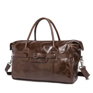 Détail du sac de voyage en cuir marron vintage, mettant en valeur la texture et les ferrures.
