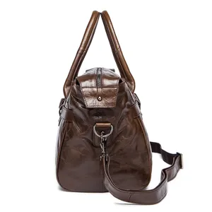 Sac de voyage en cuir marron vue de côté, sac à main vintage décontracté avec bandoulière.