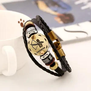 Detalle de pulsera de cuero trenzado retro para hombre con abalorio del zodiaco Sagitario.