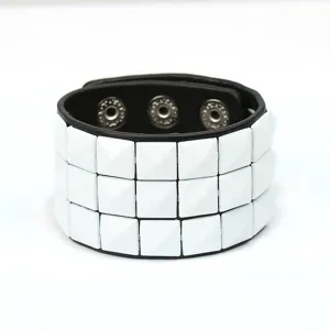 Ancha pulsera de cuero punk con tres filas de tachuelas piramidales cuadradas blancas y broches.