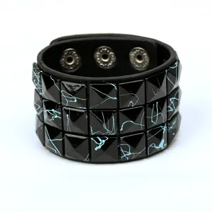 Pulsera de brazalete de cuero PU punk ancho para hombre con tachuelas piramidales negras y azul.