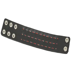Primer plano detallado del brazalete ancho de cuero PU negro estilo punk con tachuelas rojas.