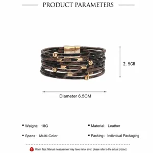 Pulsera envolvente de cuero con estampado de leopardo, cierre magnetico y detalles metalicos.