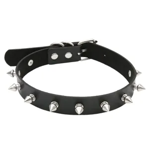 Primer plano de collar gargantilla punk gótico de cuero PU negro con remaches y hebilla metálica.
