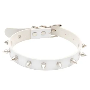 Primer plano detallado de gargantilla punk de cuero PU blanco con tachuelas metalicas.