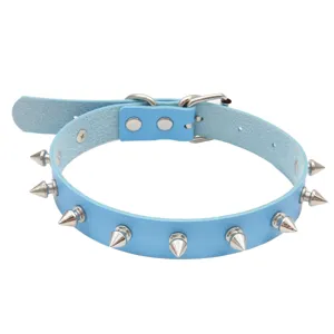 Gargantilla estilo punk de cuero PU azul con tachuelas y remaches de metal plateado.