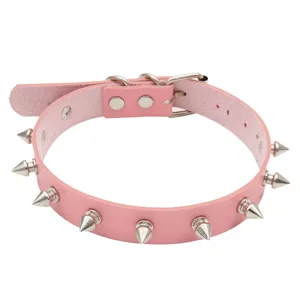 Gargantilla punk de cuero PU rosa con tachuelas metálicas, estilo rock gótico detalle.
