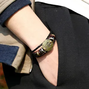 Pulsera de cuero trenzado vintage con dije de metal del zodiaco Acuario para hombres.