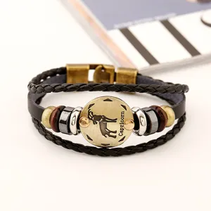 Vista detallada de pulsera de cuero trenzado retro con dije metálico del zodiaco Capricornio.