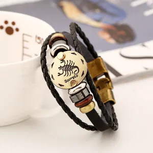 Brazalete de cuero trenzado multicapa vintage con dije de metal de signo zodiacal escorpio.