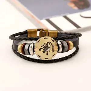 Vista detallada de la pulsera de cuero trenzado multicapa estilo retro de Escorpio.