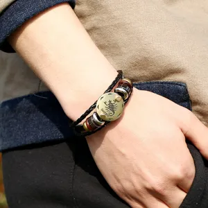 Pulsera de cuero vintage de Escorpio con correas trenzadas multicapa y dije de metal.