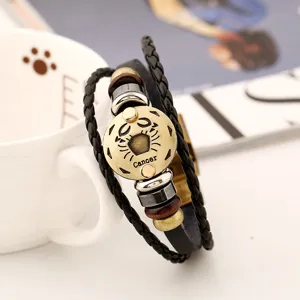Primer plano detallado de una pulsera retro de cuero trenzado multicapa para hombre.
