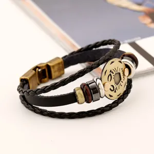 Brazalete de cuero trenzado multicapa vintage con dije de metal del signo zodiacal.