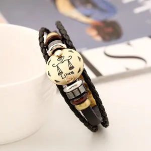 Vista detallada de pulsera de cuero trenzado vintage con abalorio de constelación de Libra.