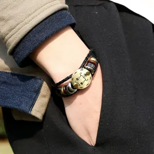 Primer plano detalle de pulsera del zodiaco de cuero trenzado multicapa vintage.