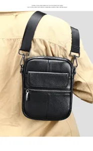 Primo piano della borsa a tracolla da uomo in vera pelle con dettagli di tasche multiple.