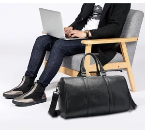 Vue detaillee d un sac de voyage en cuir noir avec texture dans une scene de vie.