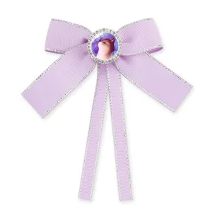 Elegante lila Schleife Haarklammer mit Strass Katzen Detail, perfekt für süßes Kinder Styling.