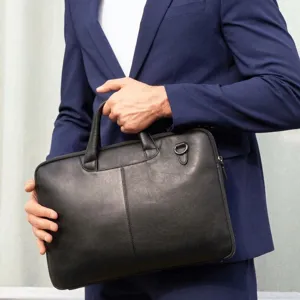 Vue detaillee du sac d'affaires pour homme en cuir veritable avec une belle texture.