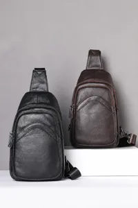 Detailaufnahme von Herren Echtleder Brusttasche, lässiges Sling-Design mit Reißverschlüssen.