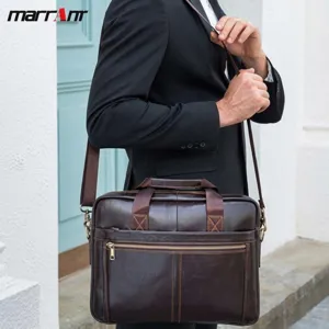 Vue détaillée de la mallette d'affaires en cuir marron pour homme en scène de rue.