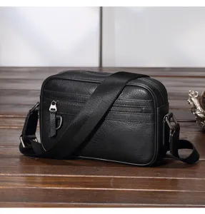 Vista dettagliata della borsa a tracolla da uomo in vera pelle nera design compatto.