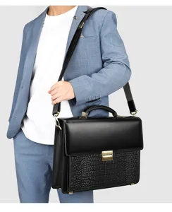 Vue rapprochée de la serviette en cuir noir pour homme avec son rabat effet croco élégant.