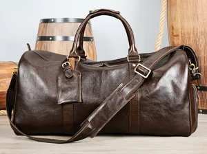 Détail de sac de voyage en cuir véritable marron foncé, sac de week-end rétro pour homme.
