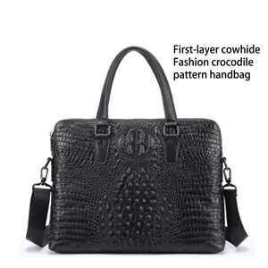 Détail de mallette en cuir véritable motif crocodile, sac d'ordinateur avec poignées.