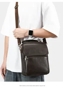 Detalle del bolso bandolera retro de cuero marrón para hombre llevado por el modelo.