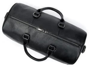 Détail de sac de voyage de sport en cuir noir, élégant avec fermeture éclair supérieure.
