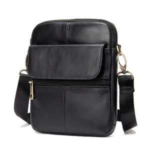 Borsa a tracolla da uomo in vera pelle nera vista dettagliata, consistenza premium e ferramenta.