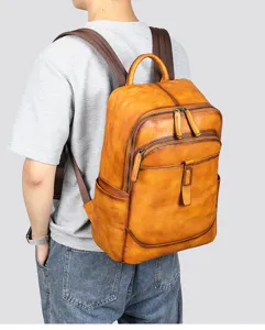 Detailansicht des vintage braunen Lederrucksacks, praktische Freizeittasche für Alltag.